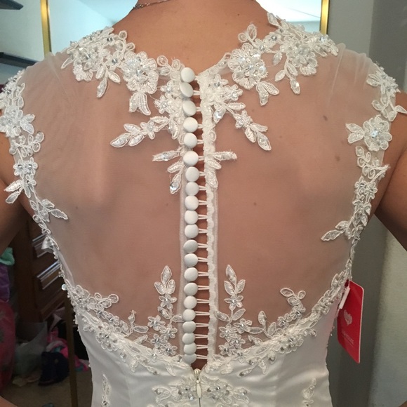 Size 4 never been worn or altered wedding dress! - Picture 3 of 7